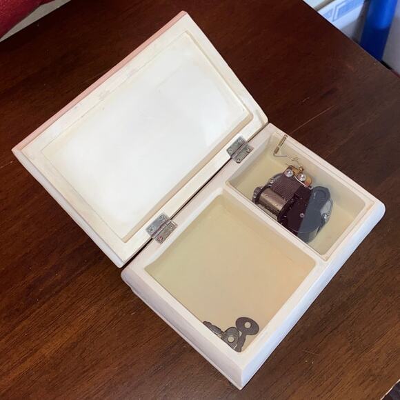 Sankyo Musical Jewelry Box Plays Wind Beneath my Wings Mother's Day Gift Mom GUC - Picture 7 of 12